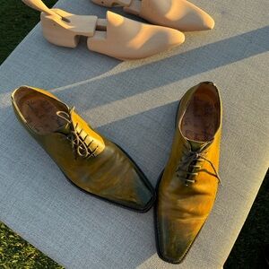 Italian hand dyed laces up men’s shoes